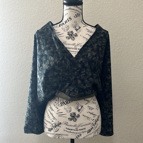 Lululemon Floral Camo Vinyasa Scarf/Wrap/Vest - Picture 3 of 5